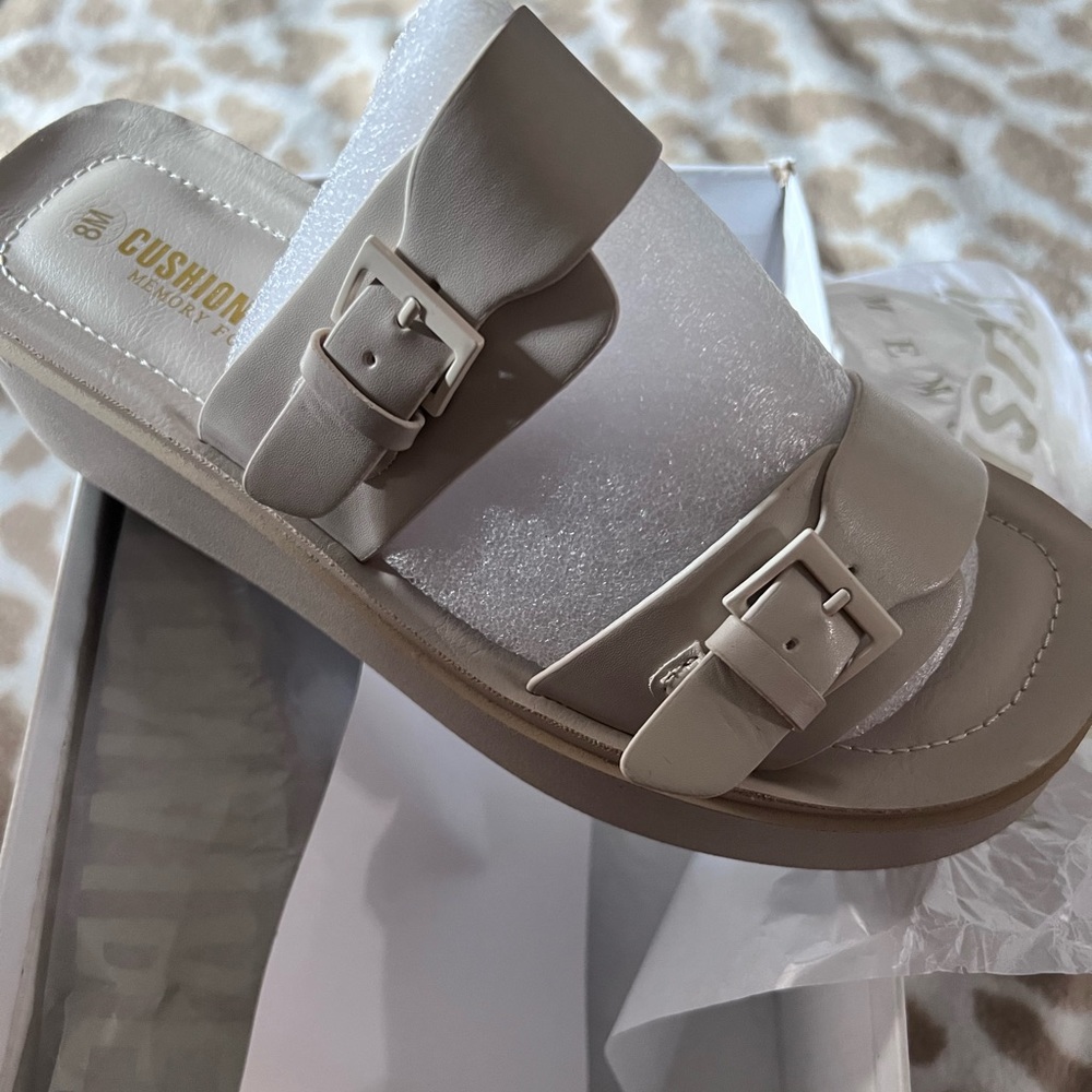 New cushionaire Women’s Platform Sandals Size:8